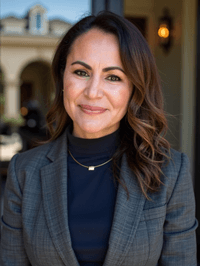 Cinthia Raymond headshot